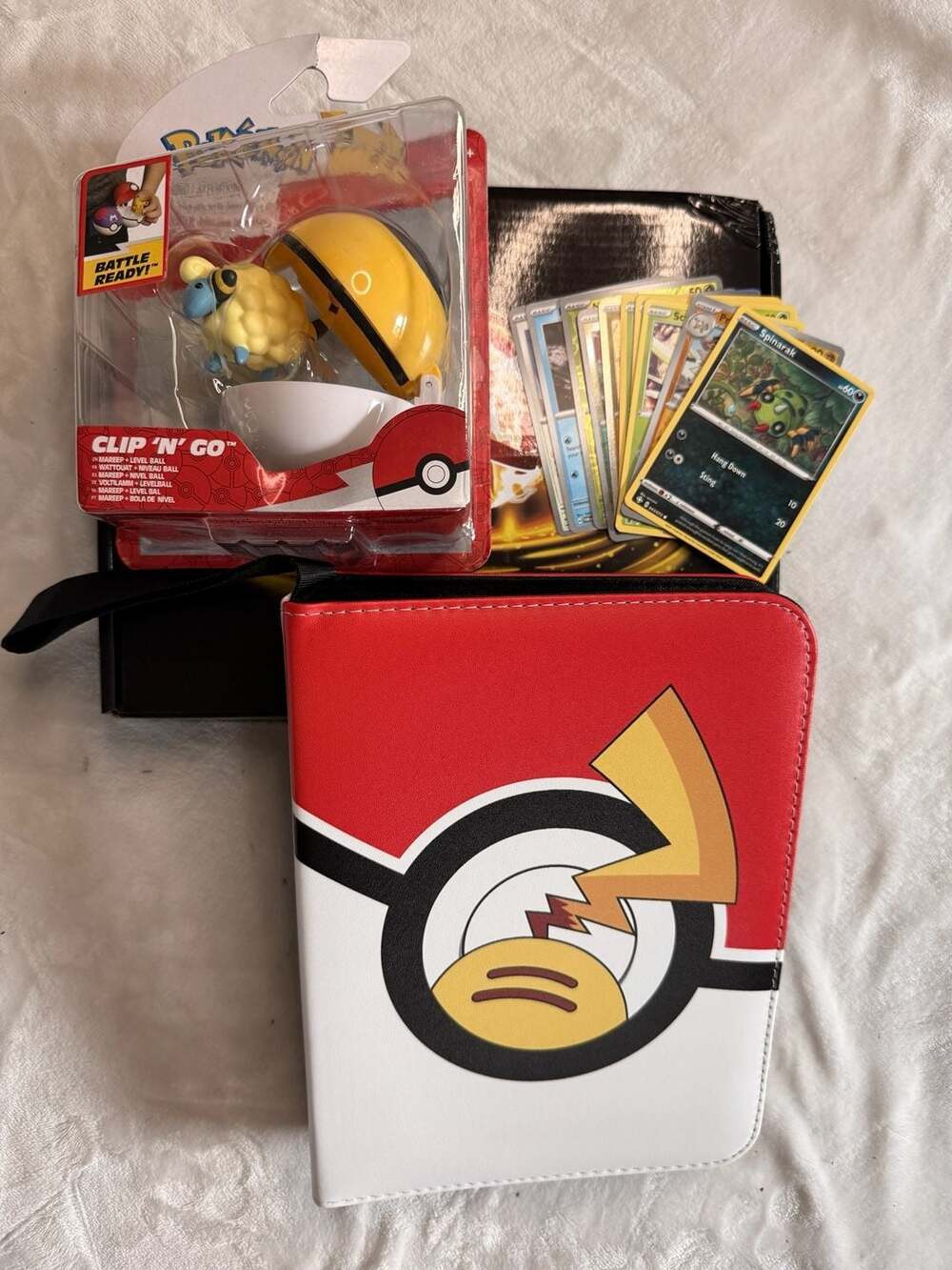 Pokémon Collector Starter Bundle – Pikachu Zip Binder + Mareep Clip ‘N’ Go + Bon